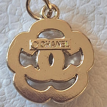 Load image into Gallery viewer, 20 mm stamped buttons,pendant,faux perlen, gold metal,
