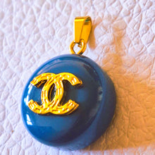 Load image into Gallery viewer, 20 mm   buttons  pendant,resin, stamped
