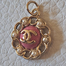 Load image into Gallery viewer, 20 mm stamped buttons,pendant,gold metal,faux perlen,gripox
