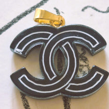 Load image into Gallery viewer, 20 mm   buttons  pendant,resin, stamped
