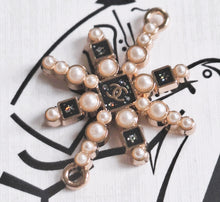 Load image into Gallery viewer, 27 mm   buttons  ,pendant,stamped,gold metal, faux perlen
