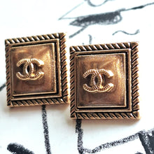 Load image into Gallery viewer, 18 mm buttons,resin,  opalescent
