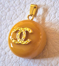 Load image into Gallery viewer, 20 mm   buttons  pendant,resin, stamped
