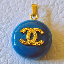 Load image into Gallery viewer, 20 mm   buttons  pendant,resin, stamped
