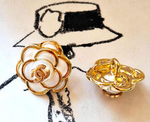 Load image into Gallery viewer, 16 mm buttons, gold,metal,camellia,emaille
