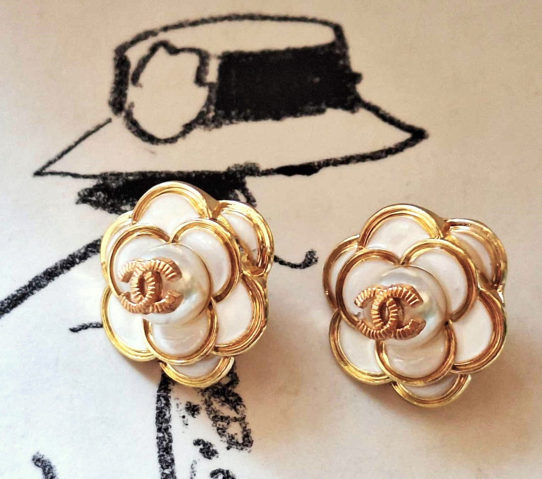 16 mm buttons ,gold metal ,camellia