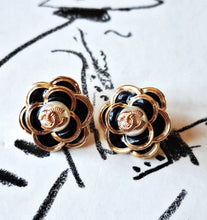 Load image into Gallery viewer, 16 mm buttons, gold,metal,camellia,emaille
