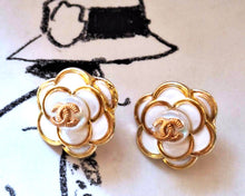 Load image into Gallery viewer, 16 mm buttons, gold,metal,camellia,emaille
