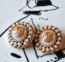 Load image into Gallery viewer, 23mm buttons, , gold,metal,faux perlen
