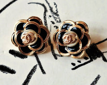 Load image into Gallery viewer, 16 mm buttons, gold,metal,camellia,emaille
