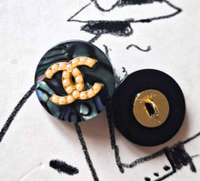 Load image into Gallery viewer, 22 mm stamped buttons,resin ,opalescent,faux perlen,gold
