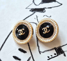 Load image into Gallery viewer, 22 mm stamped  buttons,gold metal,faux perlen
