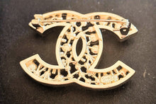 Load image into Gallery viewer, 43/32 mm stamped vintage , 1=1 brooch,buttons,pendant,gold metal ,faux perlen
