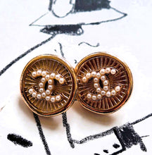 Load image into Gallery viewer, 20 mm stamped  buttons,faux perlen,gold metal
