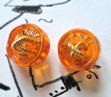 Load image into Gallery viewer, 21 mm   buttons   stamped,pendant,resin,orange

