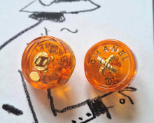 Load image into Gallery viewer, 21 mm   buttons   stamped,pendant,resin,orange
