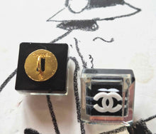 Load image into Gallery viewer, 16 mm   buttons  stamped,pendant,resin,
