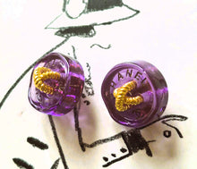 Load image into Gallery viewer, 21 mm   buttons   stamped,pendant,resin,purple
