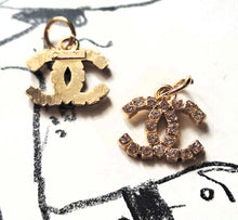 Load image into Gallery viewer, 15 mm stamped,buttons,pendant,zirkonia,gold metal
