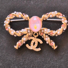 Load image into Gallery viewer, 45/28 mm stamped vintage , 1=1 brooch,buttons,pendant,swarovski,,faux perlen pink
