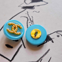 Load image into Gallery viewer, 22 mm stamped buttons,resin.gold metal
