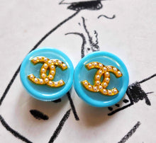 Load image into Gallery viewer, 22 mm stamped buttons,resin.gold metal
