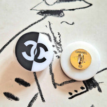 Load image into Gallery viewer, 20 mm stamped  buttons  pendant,resin , black white
