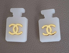 Load image into Gallery viewer, 22/35 mm buttons, stamped gold,metal,resin,MILK
