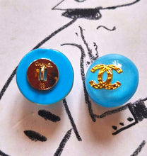 Load image into Gallery viewer, 20 mm stamped buttons,resin.blue
