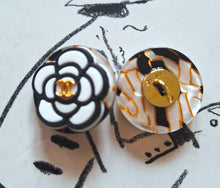 Load image into Gallery viewer, 25 mm buttons, stamped gold,metal,camellia,resin
