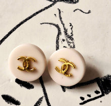 Load image into Gallery viewer, 16 mm  ecru stamped  buttons ,resin,metal
