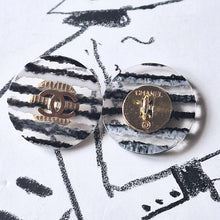 Load image into Gallery viewer, 21 mm,stamped buttons, resin,gold metal
