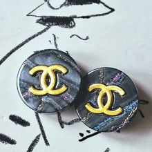 Load image into Gallery viewer, 25 mm buttons, stamped gold,metal,,resin ,opalescent
