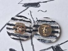 Load image into Gallery viewer, 21 mm,stamped buttons, resin,gold metal
