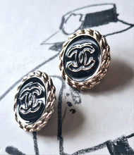 Load image into Gallery viewer, 20 mm stamped buttons gold metal,emaille
