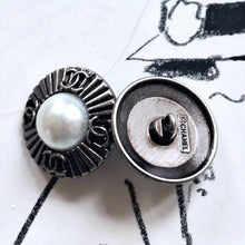 Load image into Gallery viewer, 23 mm stamped buttons,metal,faux perlen
