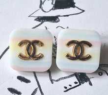 Load image into Gallery viewer, 25 mm buttons, stamped gold,metal,,resin iridescent,
