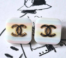 Load image into Gallery viewer, 25 mm buttons, stamped gold,metal,,resin iridescent,
