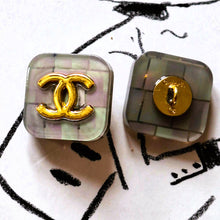 Load image into Gallery viewer, 25 mm buttons, stamped gold,metal,,resin iridescent,
