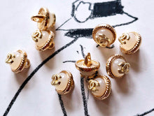 Load image into Gallery viewer, 10 mm milk perlen buttons.
