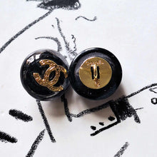 Load image into Gallery viewer, 20 mm stamped  buttons  pendant,resin , black
