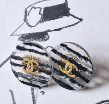 Load image into Gallery viewer, 21 mm,stamped buttons, resin,gold metal
