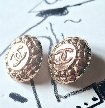 Load image into Gallery viewer, 20 mm stamped buttons , gold metal,
