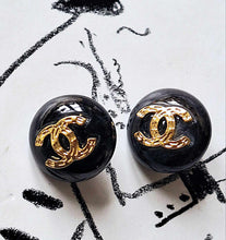 Load image into Gallery viewer, 20 mm stamped  buttons  pendant,resin , black
