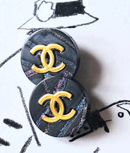 Load image into Gallery viewer, 25 mm buttons, stamped gold,metal,,resin ,opalescent
