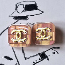 Load image into Gallery viewer, 25 mm buttons, stamped gold,metal,,resin iridescent,
