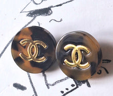 Load image into Gallery viewer, 25 mm buttons, stamped gold,metal,,resin ,opalescent
