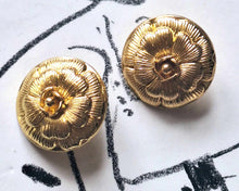 Load image into Gallery viewer, 20 mm stamped buttons,camellia,metal,
