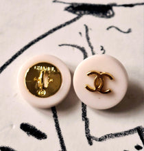 Load image into Gallery viewer, 16 mm  ecru stamped  buttons ,resin,metal
