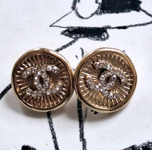Load image into Gallery viewer, 20 mm stamped,buttons,zirkonia,gold metal.
